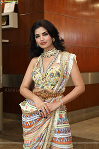 Urmila Chauhan Poses with Jewellery, HD Gallery