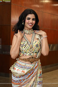 Urmila Chauhan Poses with Jewellery, HD Gallery