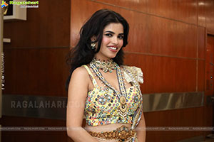 Urmila Chauhan Poses with Jewellery, HD Gallery