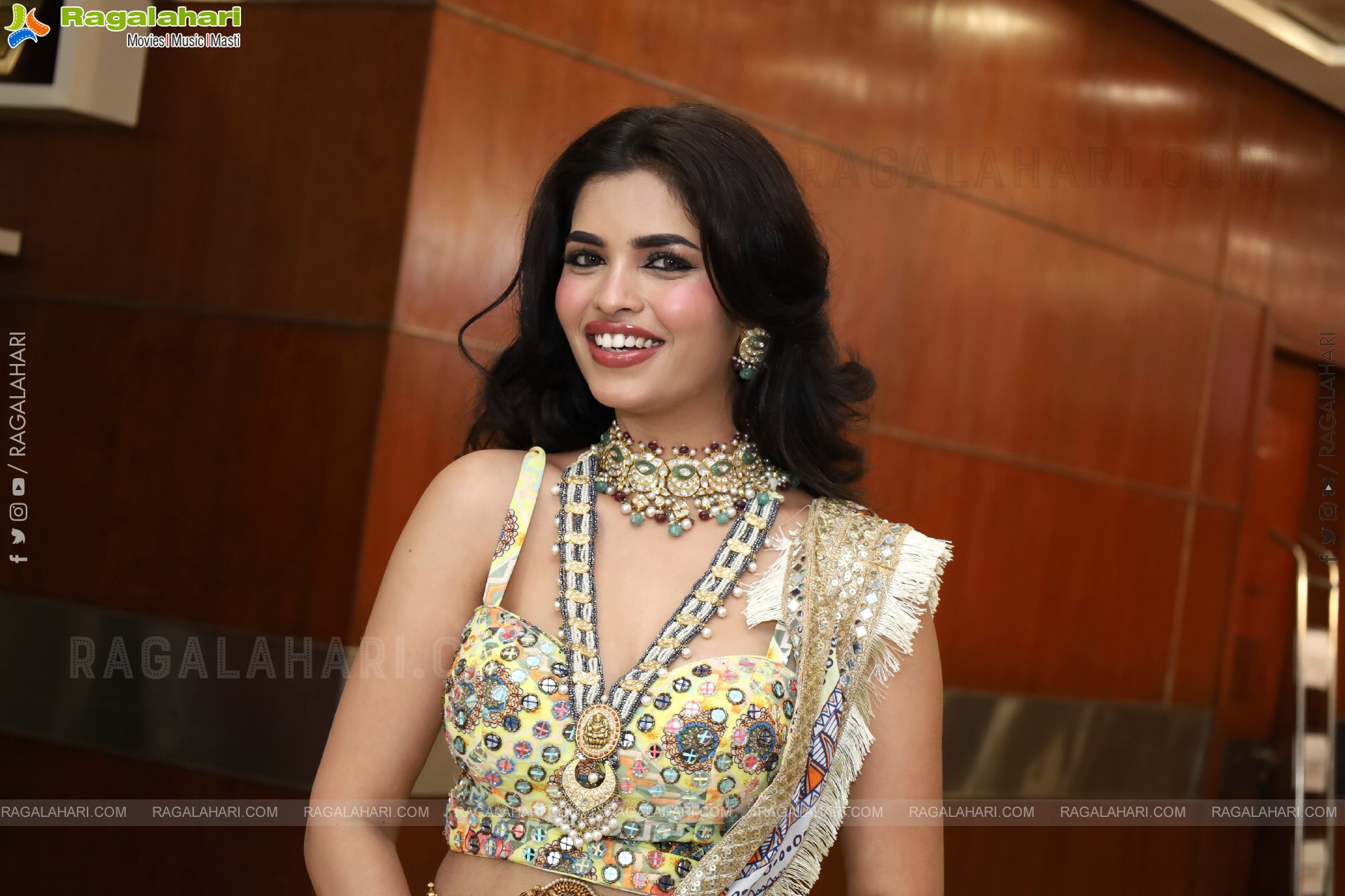 Urmila Chauhan Poses with Jewellery, HD Gallery