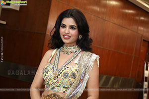 Urmila Chauhan Poses with Jewellery, HD Gallery