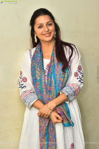 Bhumika Chawla at Euphoria Movie Press Meet, HD Gallery 