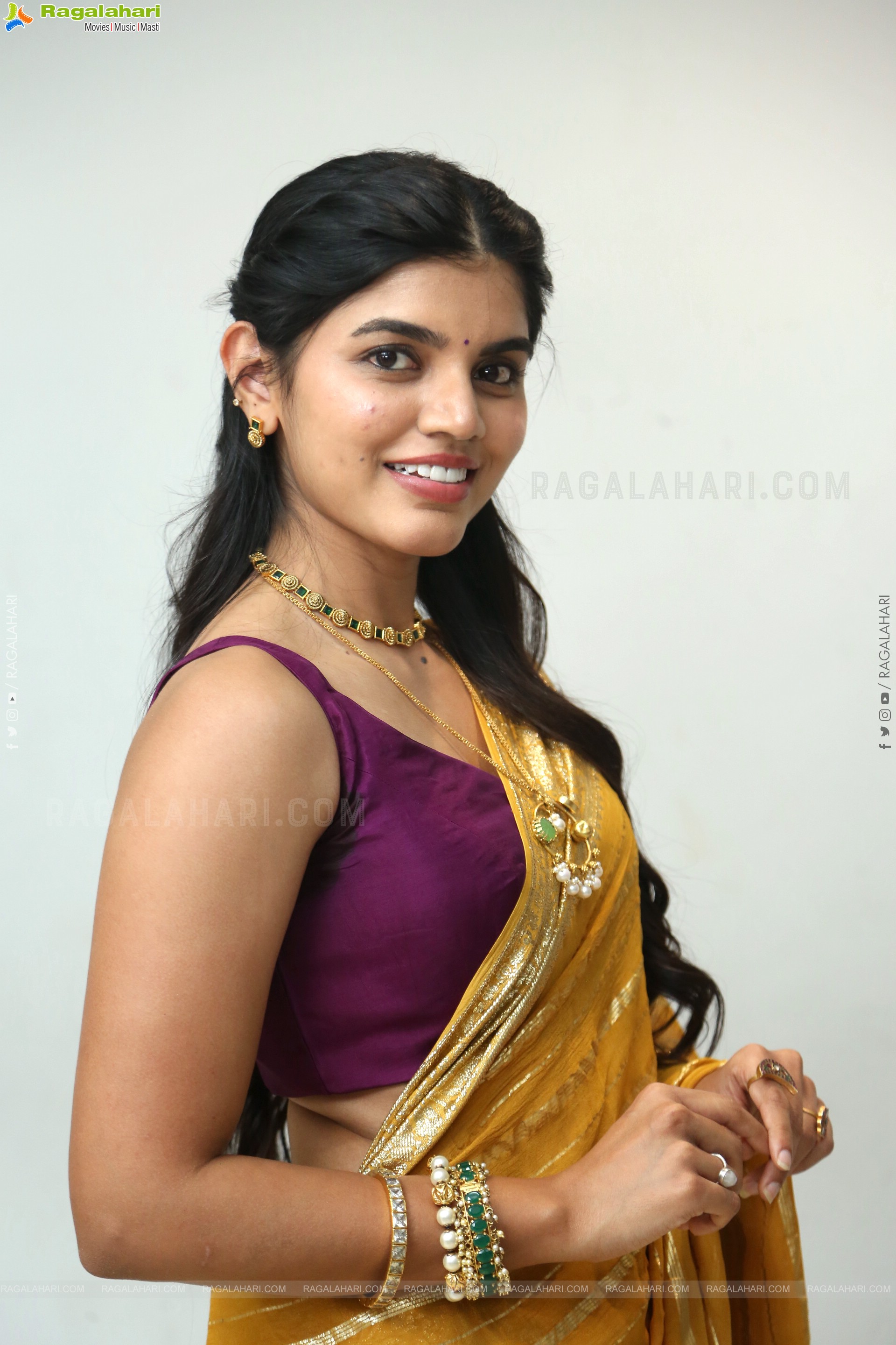 Gayathri Ramana at Mansion House Mallesh Teaser Launch, HD Gallery
