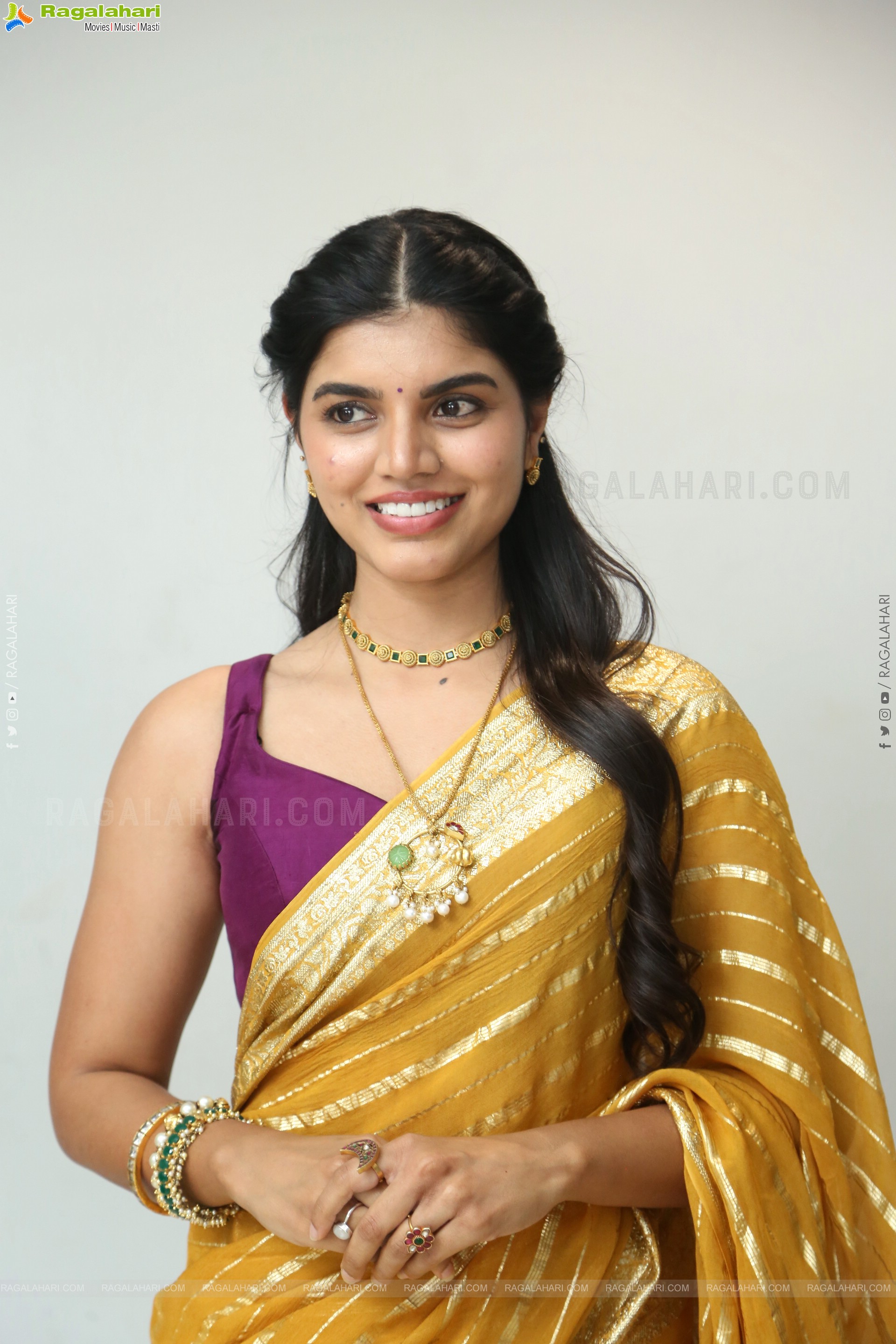 Gayathri Ramana at Mansion House Mallesh Teaser Launch, HD Gallery