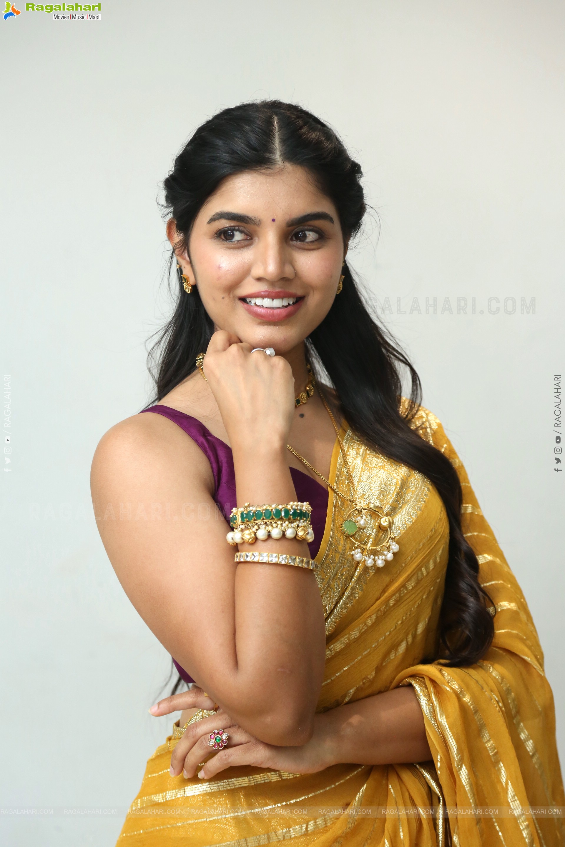 Gayathri Ramana at Mansion House Mallesh Teaser Launch, HD Gallery
