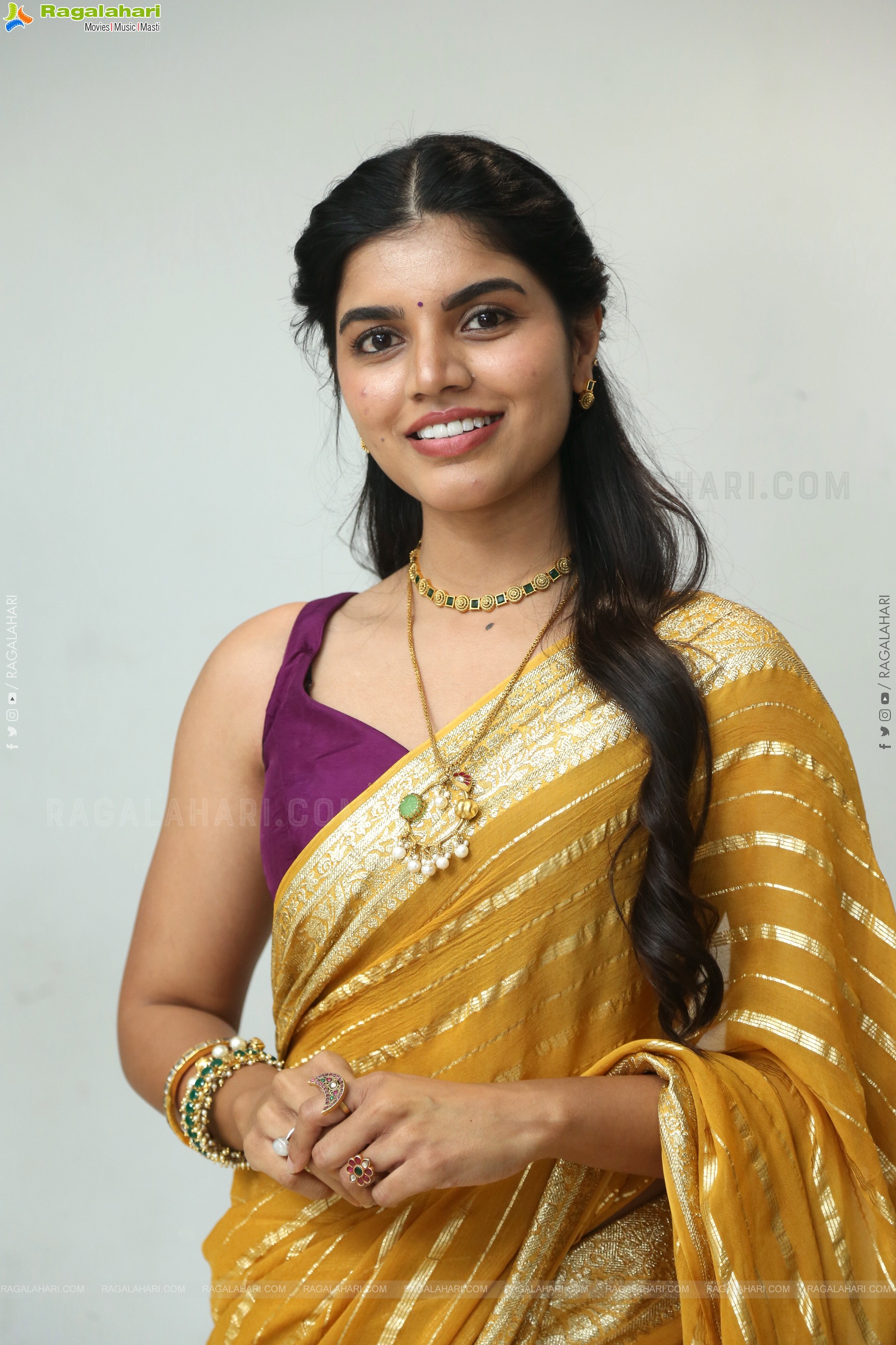 Gayathri Ramana at Mansion House Mallesh Teaser Launch, HD Gallery