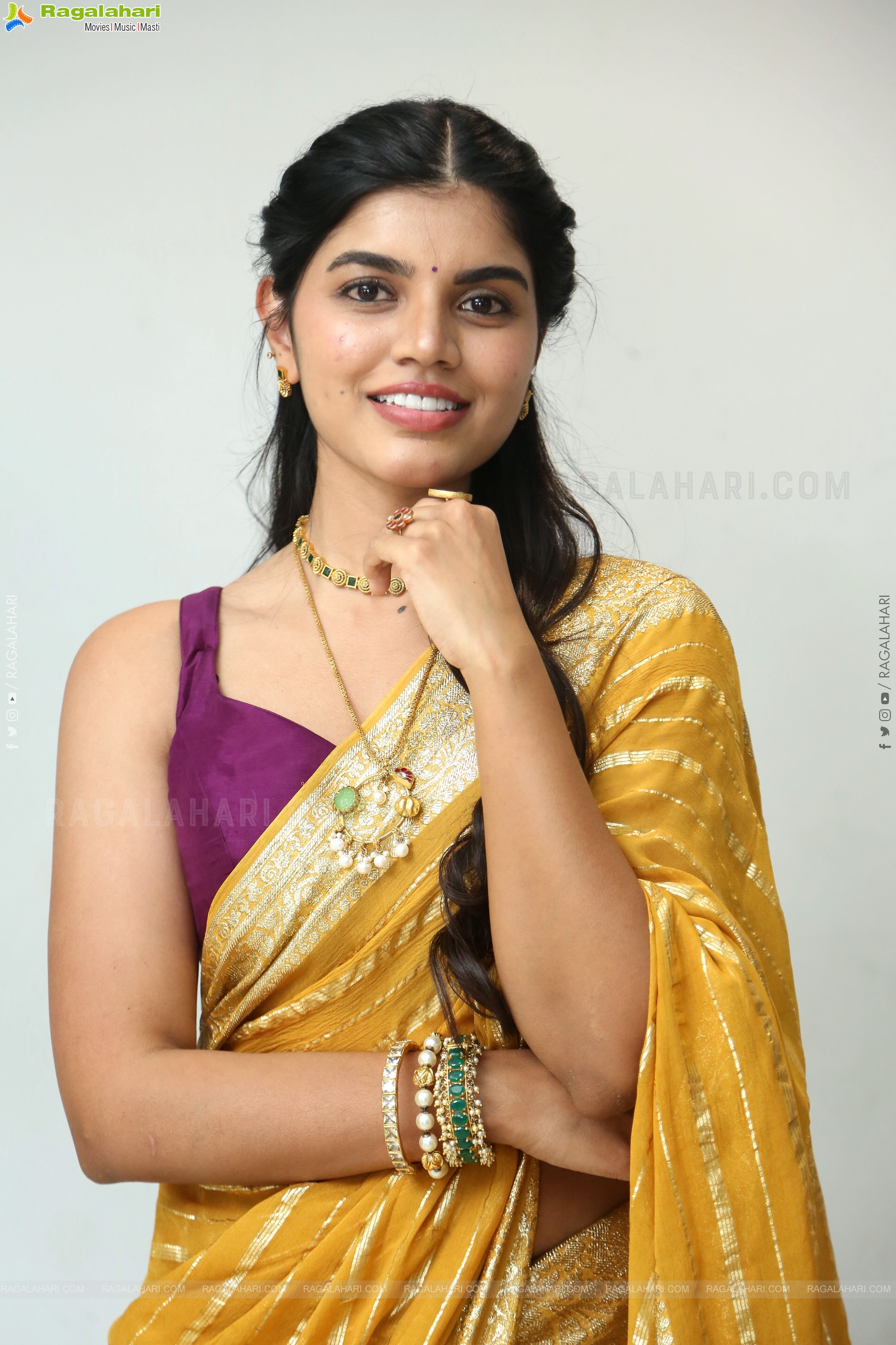 Gayathri Ramana at Mansion House Mallesh Teaser Launch, HD Gallery