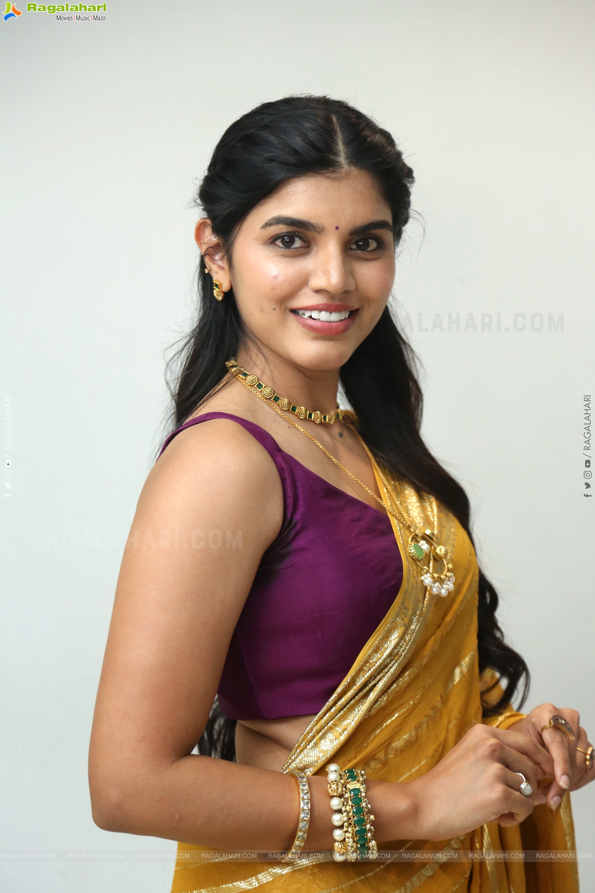 Gayathri Ramana at Mansion House Mallesh Teaser Launch, HD Gallery