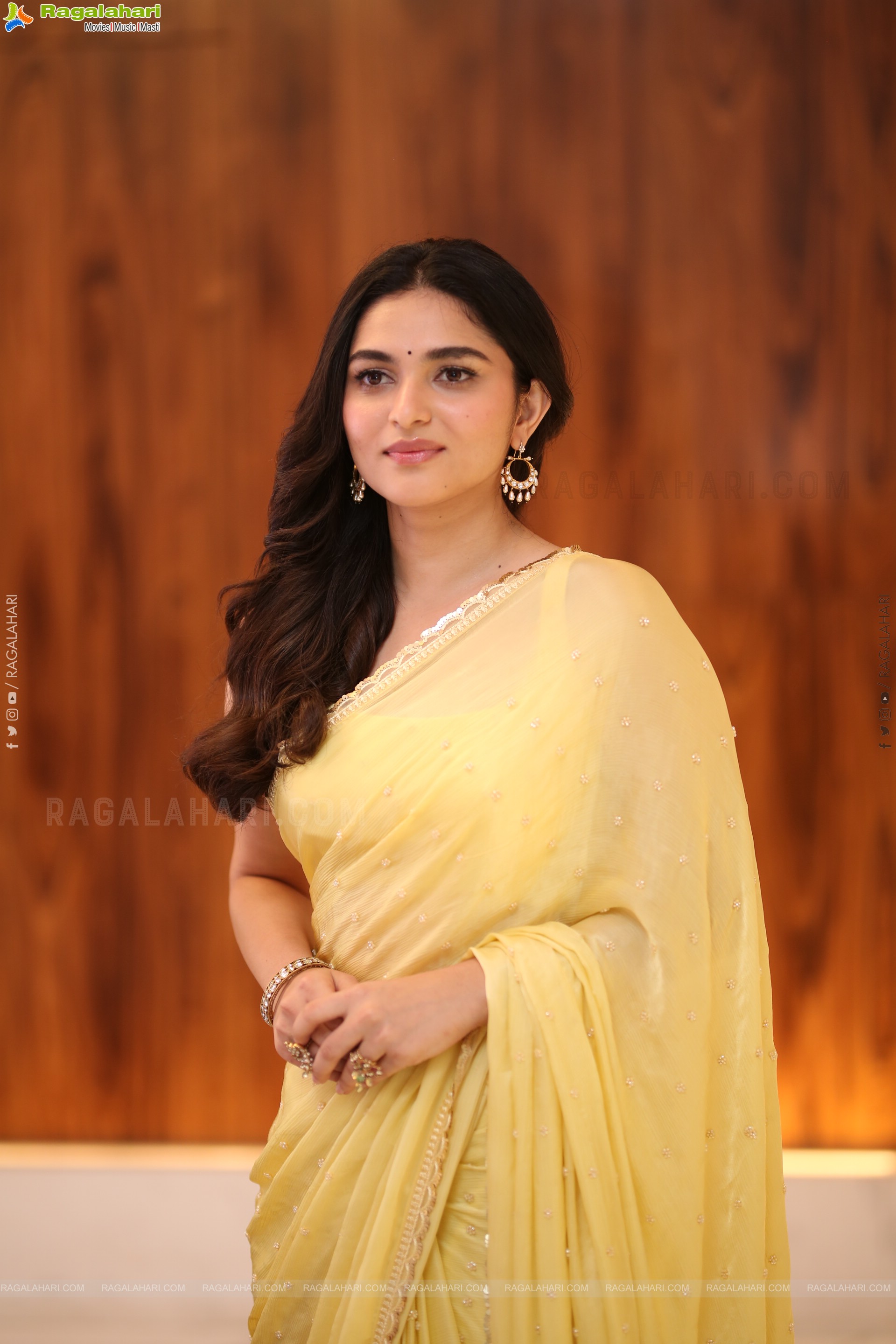 Kayadu Lohar stills in Yellow Saree, HD Gallery