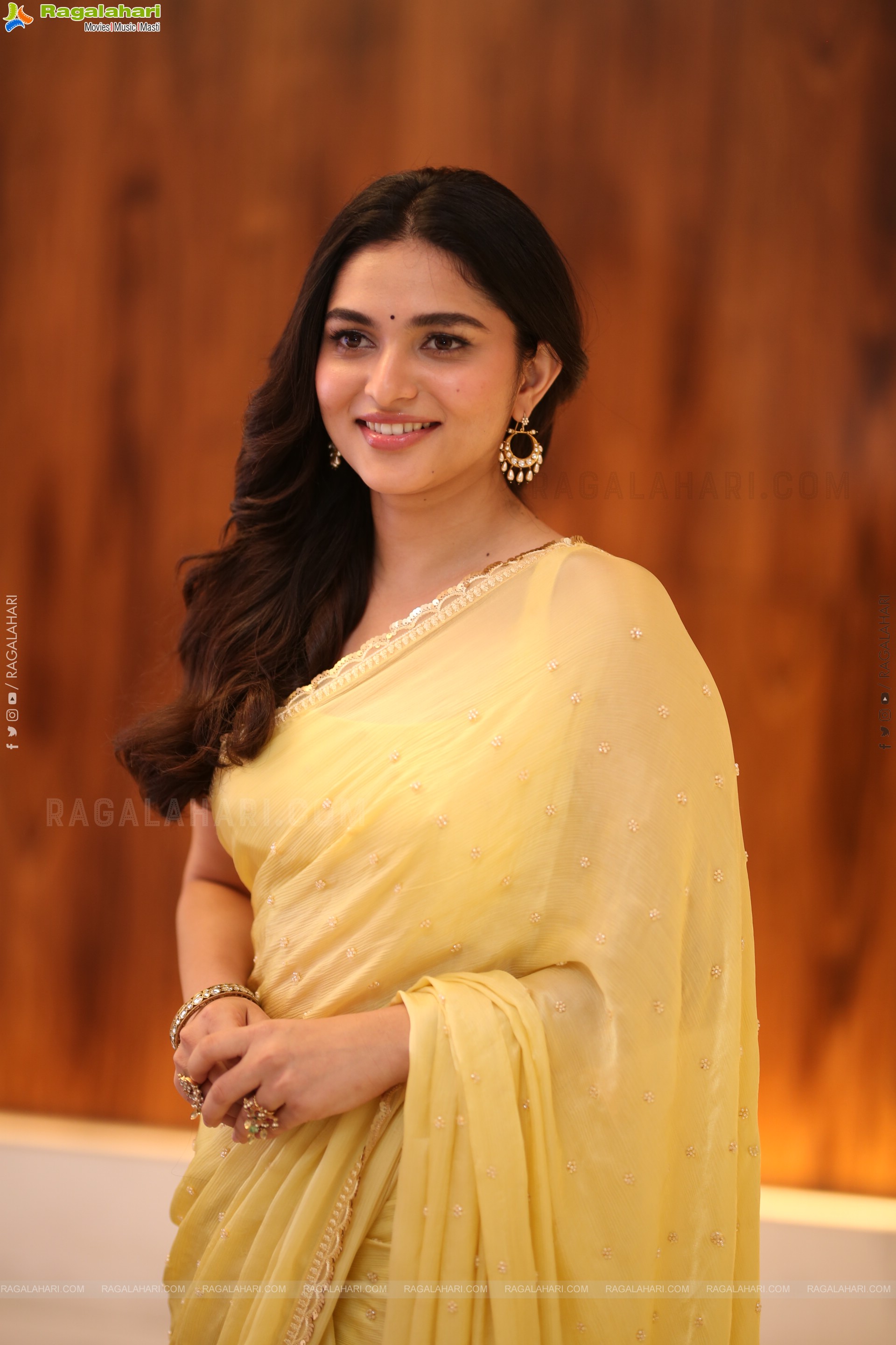 Kayadu Lohar stills in Yellow Saree, HD Gallery