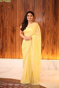 Kayadu Lohar stills in Yellow Saree, HD Gallery