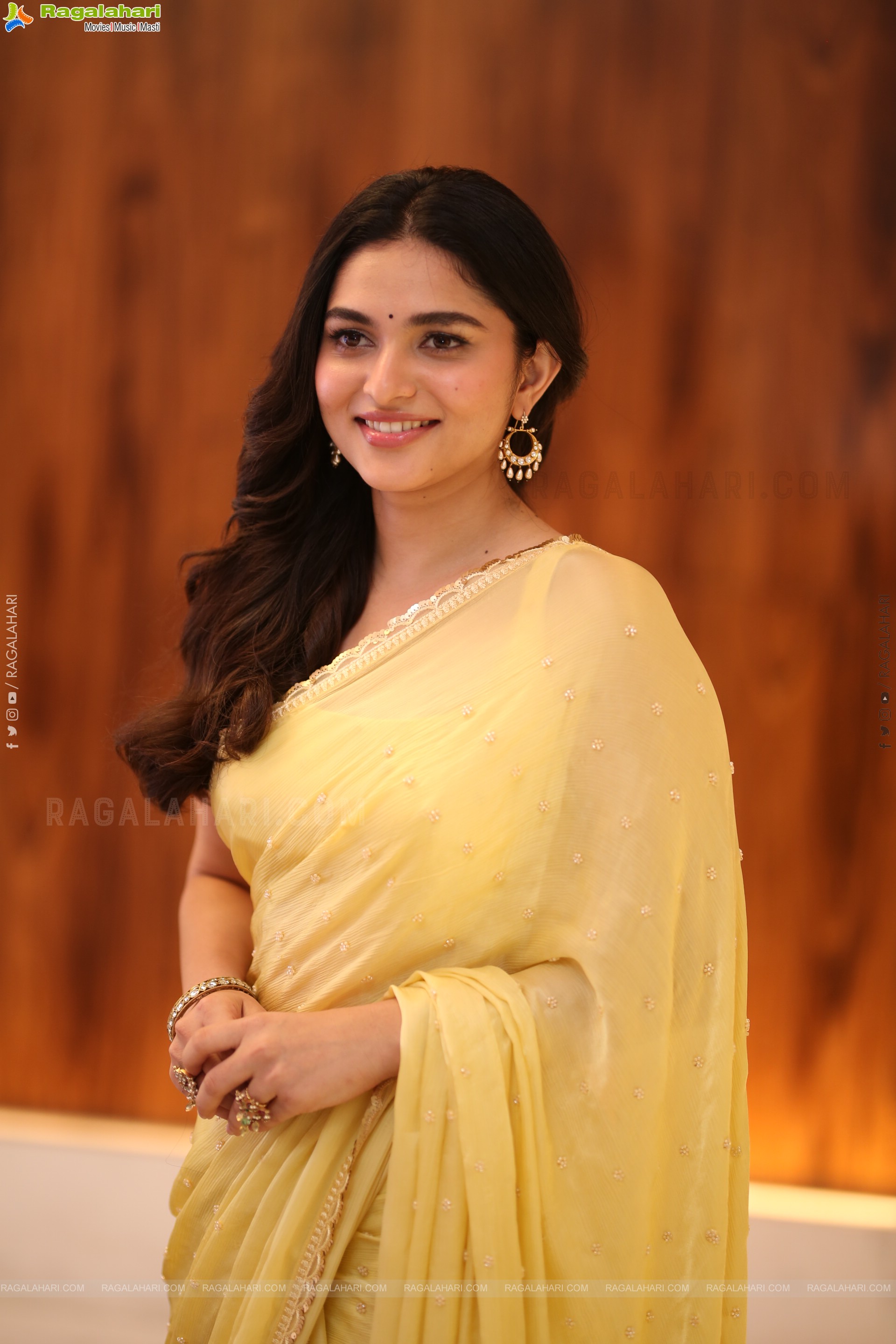 Kayadu Lohar stills in Yellow Saree, HD Gallery