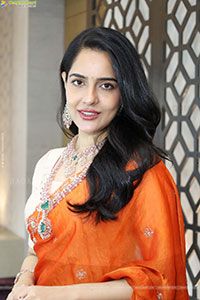 Malvi Malhotra Poses with Jewellery, HD Gallery