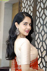 Malvi Malhotra Poses with Jewellery, HD Gallery
