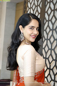 Malvi Malhotra Poses with Jewellery, HD Gallery