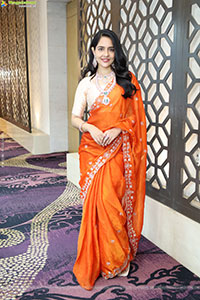 Malvi Malhotra Poses with Jewellery, HD Gallery