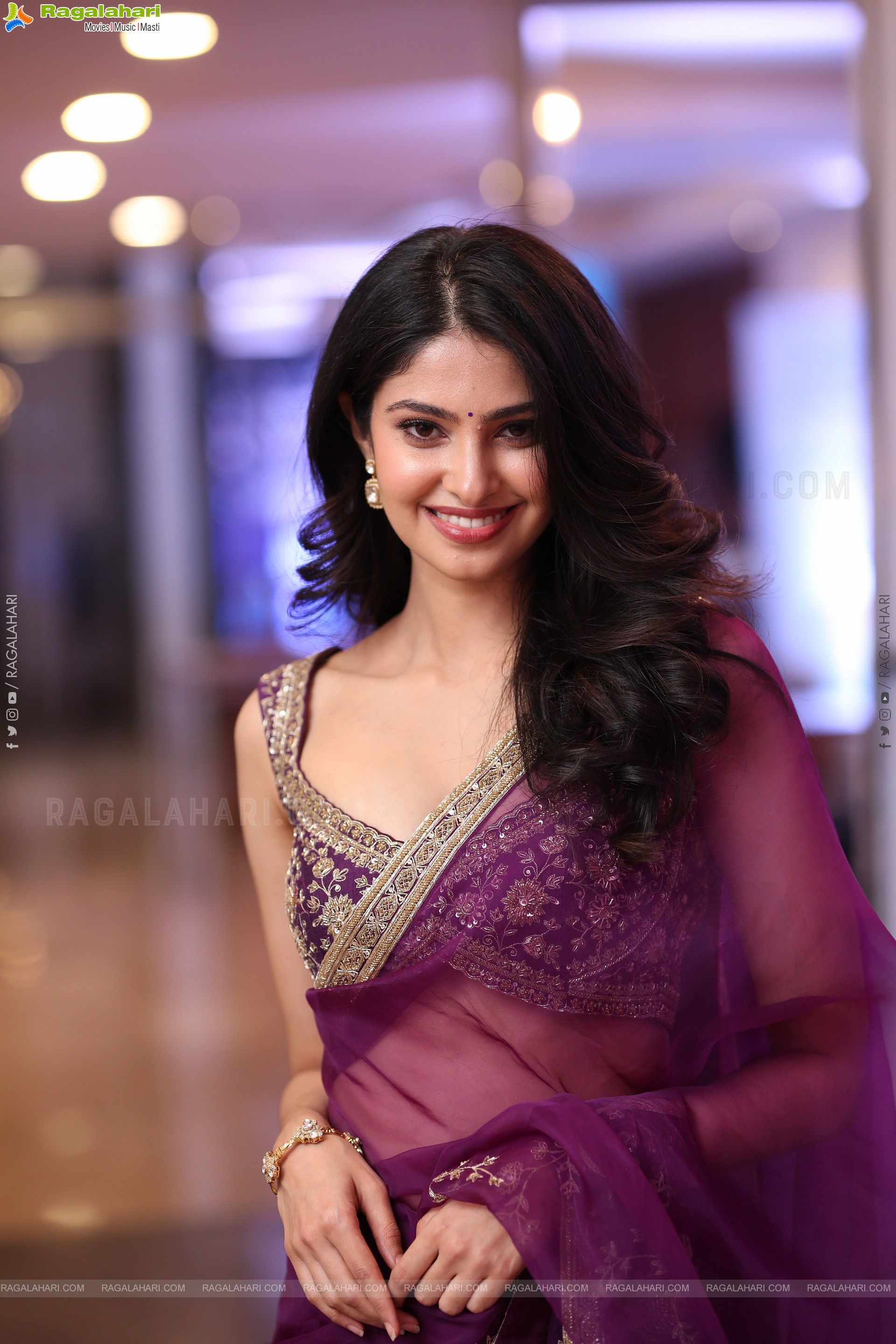 Manasa Varanasi Beautiful Stills in Saree, HD Gallery