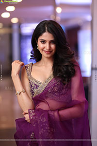 Manasa Varanasi Beautiful Stills in Saree, HD Gallery