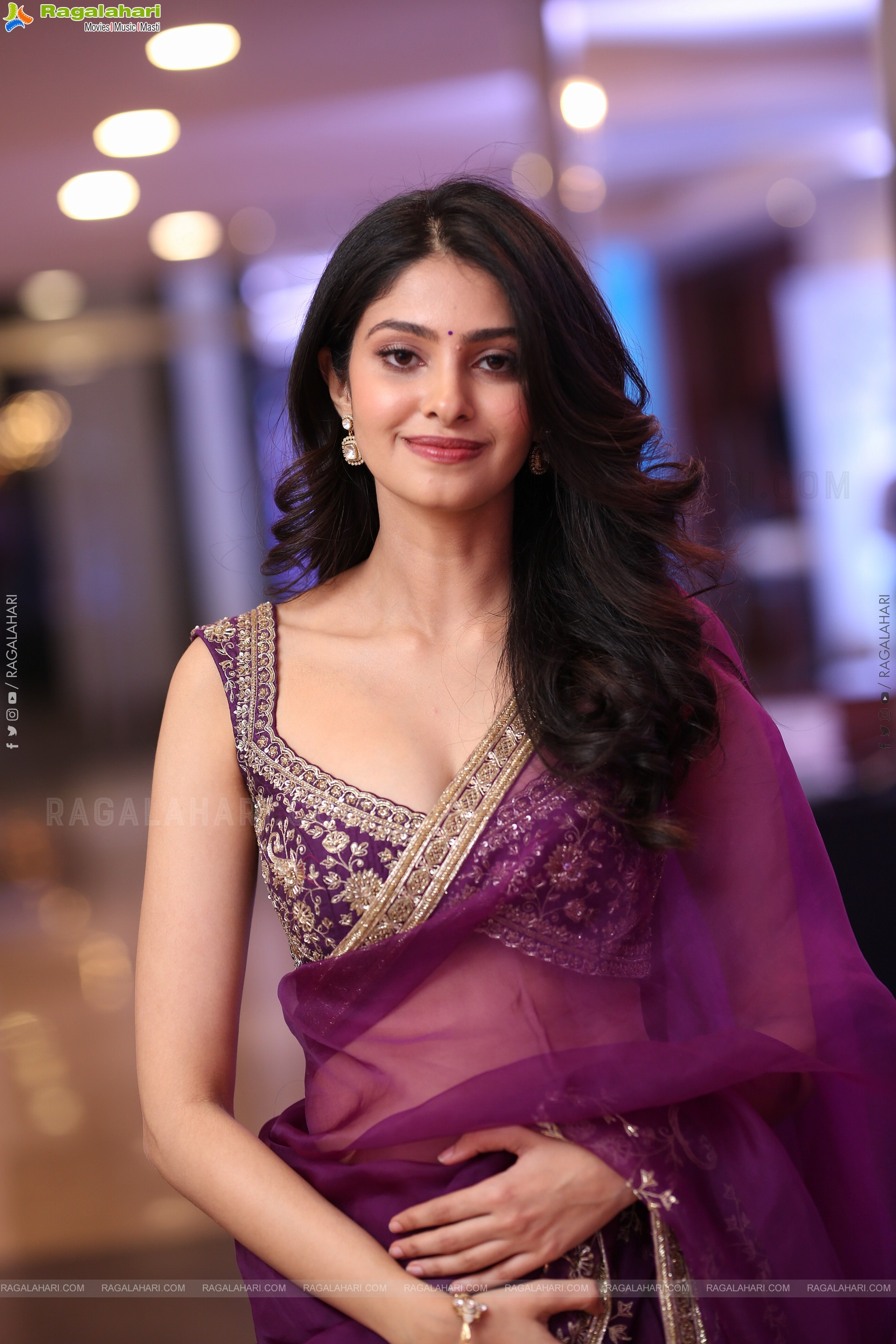 Manasa Varanasi Beautiful Stills in Saree, HD Gallery