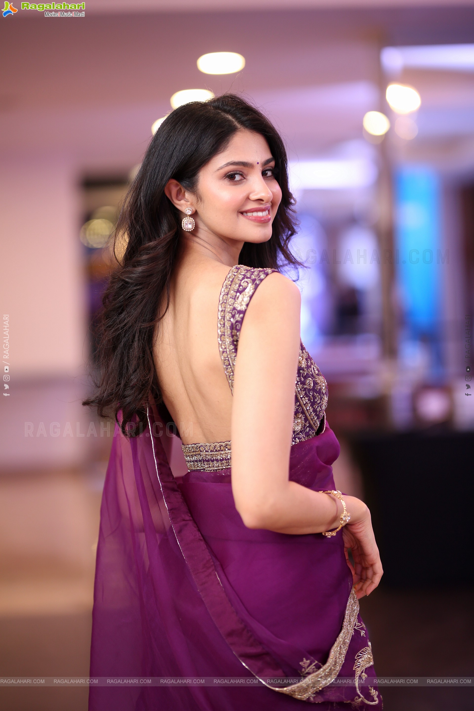 Manasa Varanasi Beautiful Stills in Saree, HD Gallery