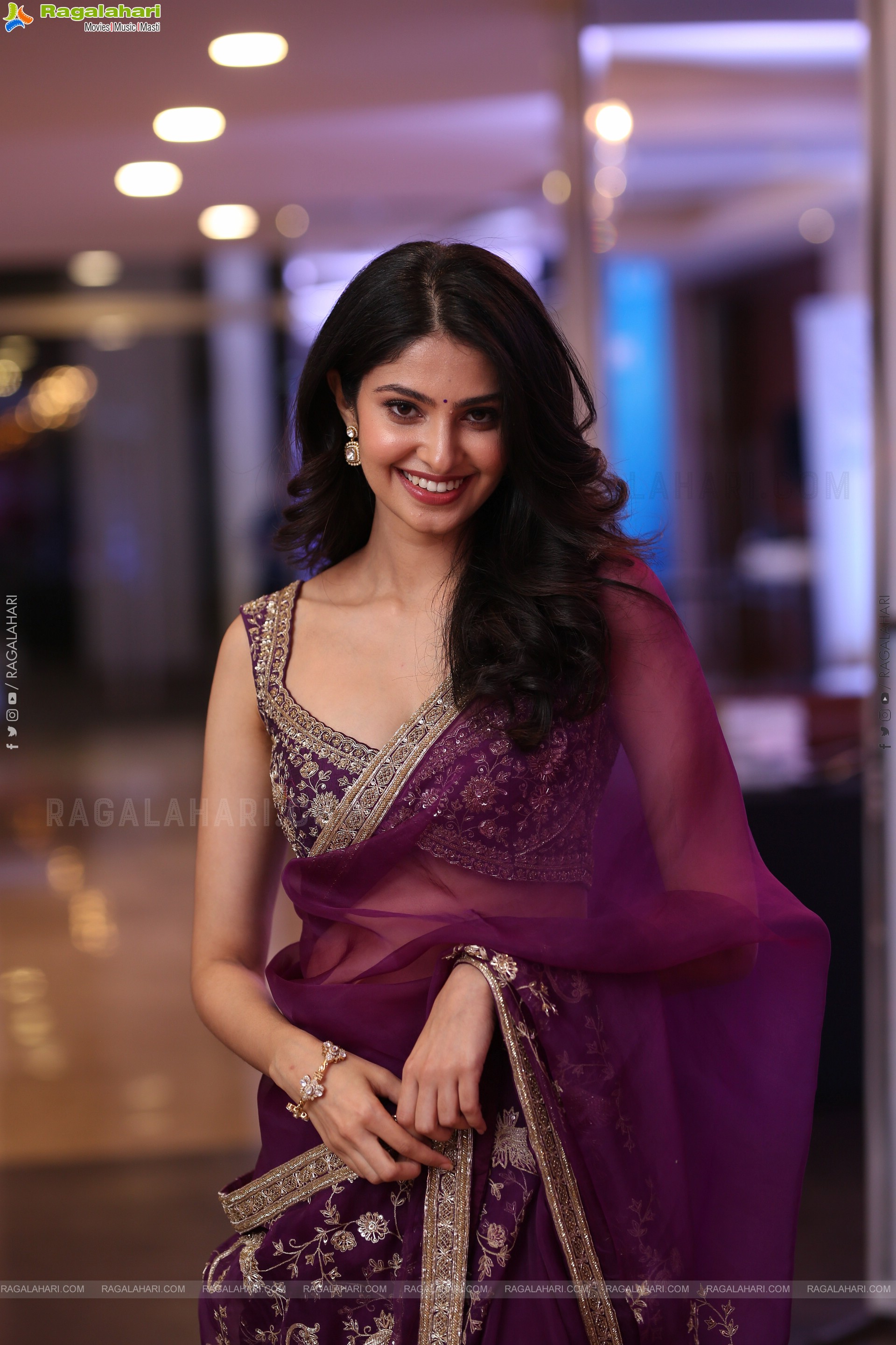 Manasa Varanasi Beautiful Stills in Saree, HD Gallery