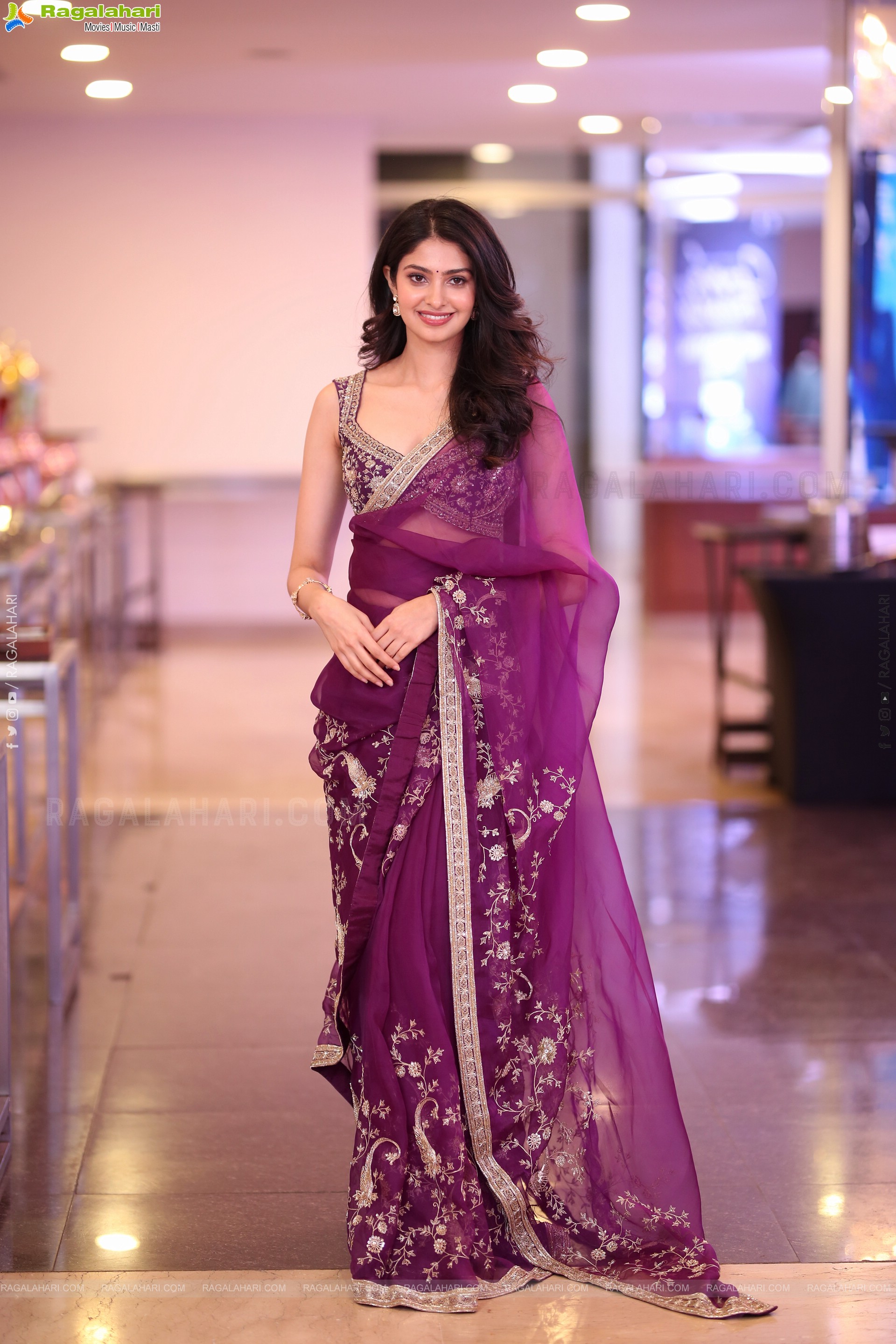 Manasa Varanasi Beautiful Stills in Saree, HD Gallery