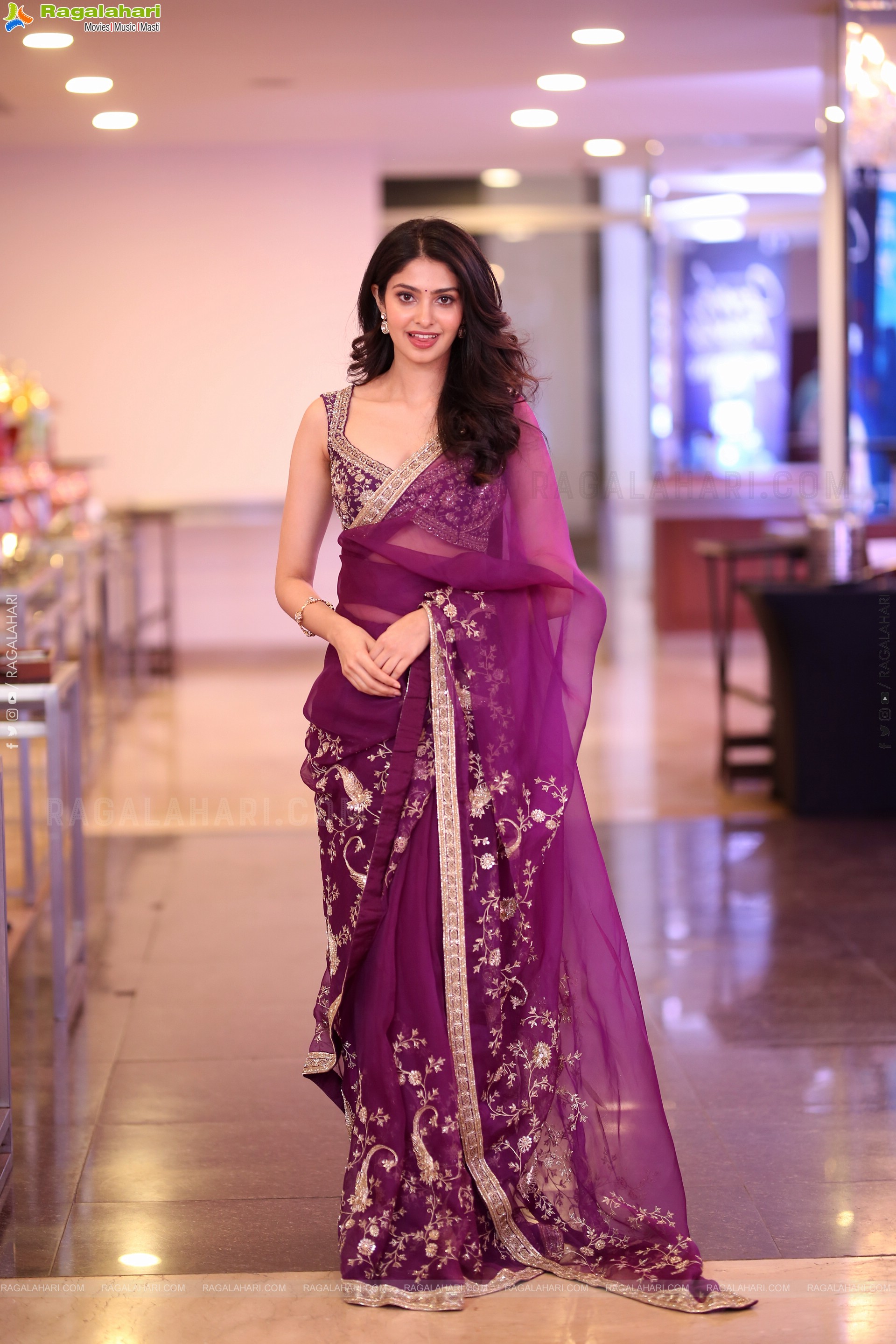 Manasa Varanasi Beautiful Stills in Saree, HD Gallery