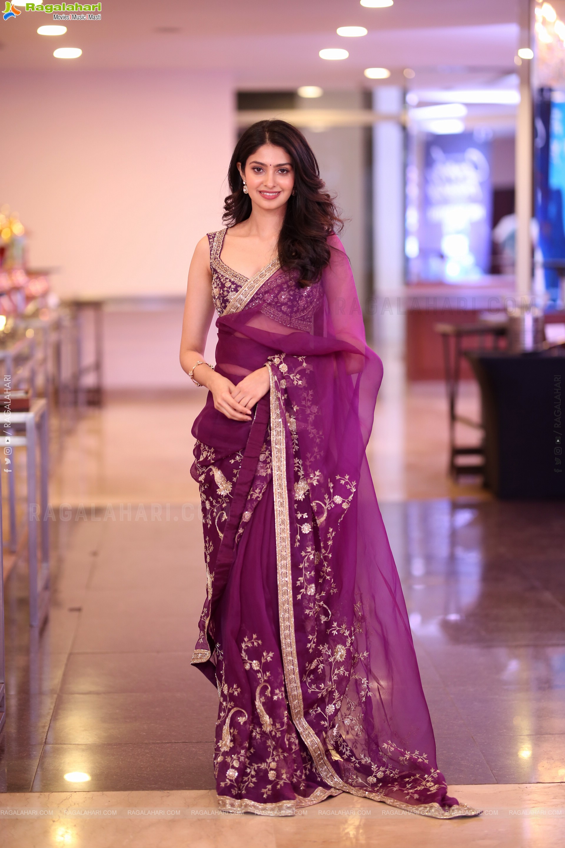 Manasa Varanasi Beautiful Stills in Saree, HD Gallery