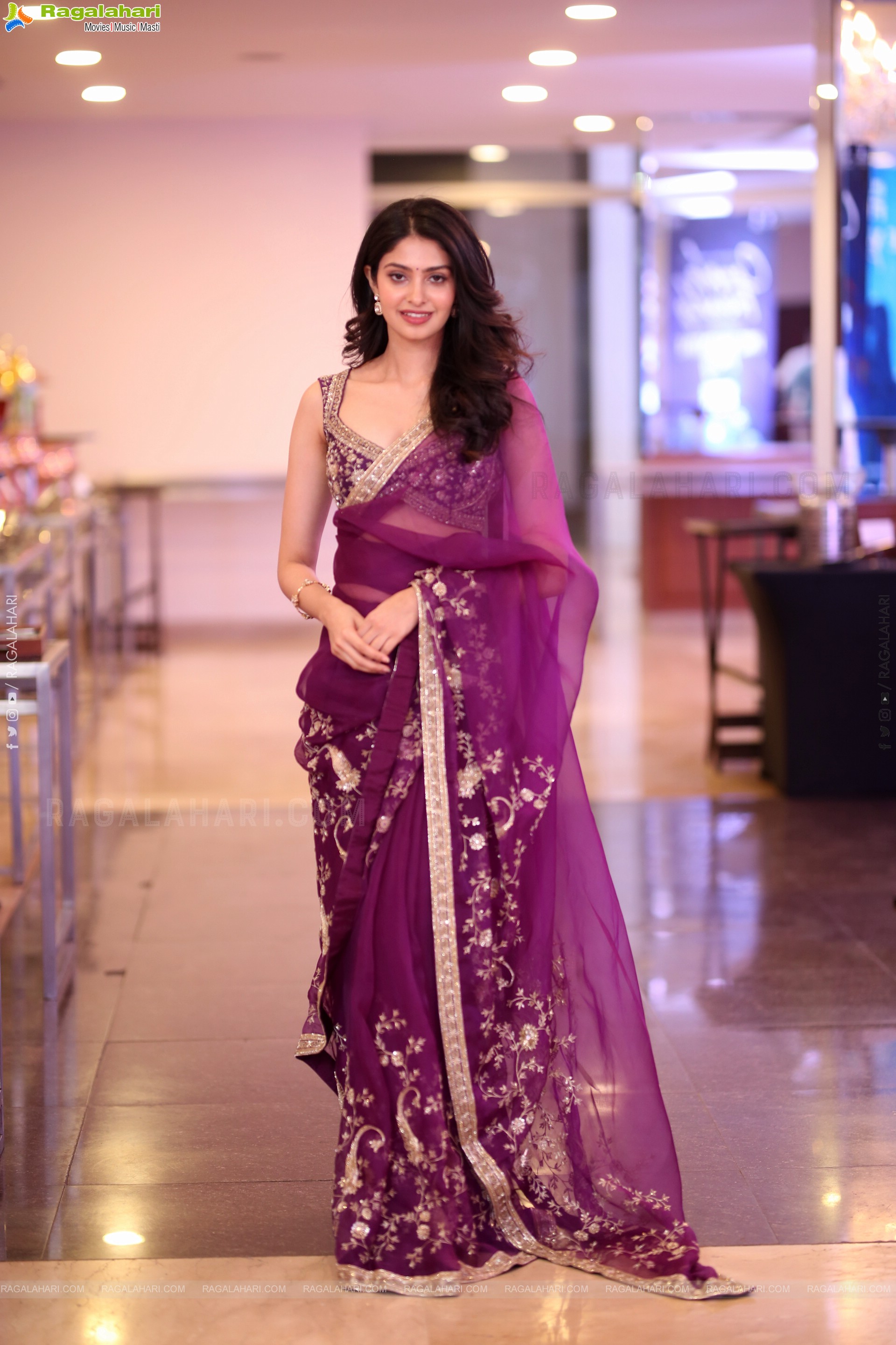 Manasa Varanasi Beautiful Stills in Saree, HD Gallery