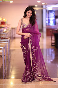 Manasa Varanasi Beautiful Stills in Saree, HD Gallery