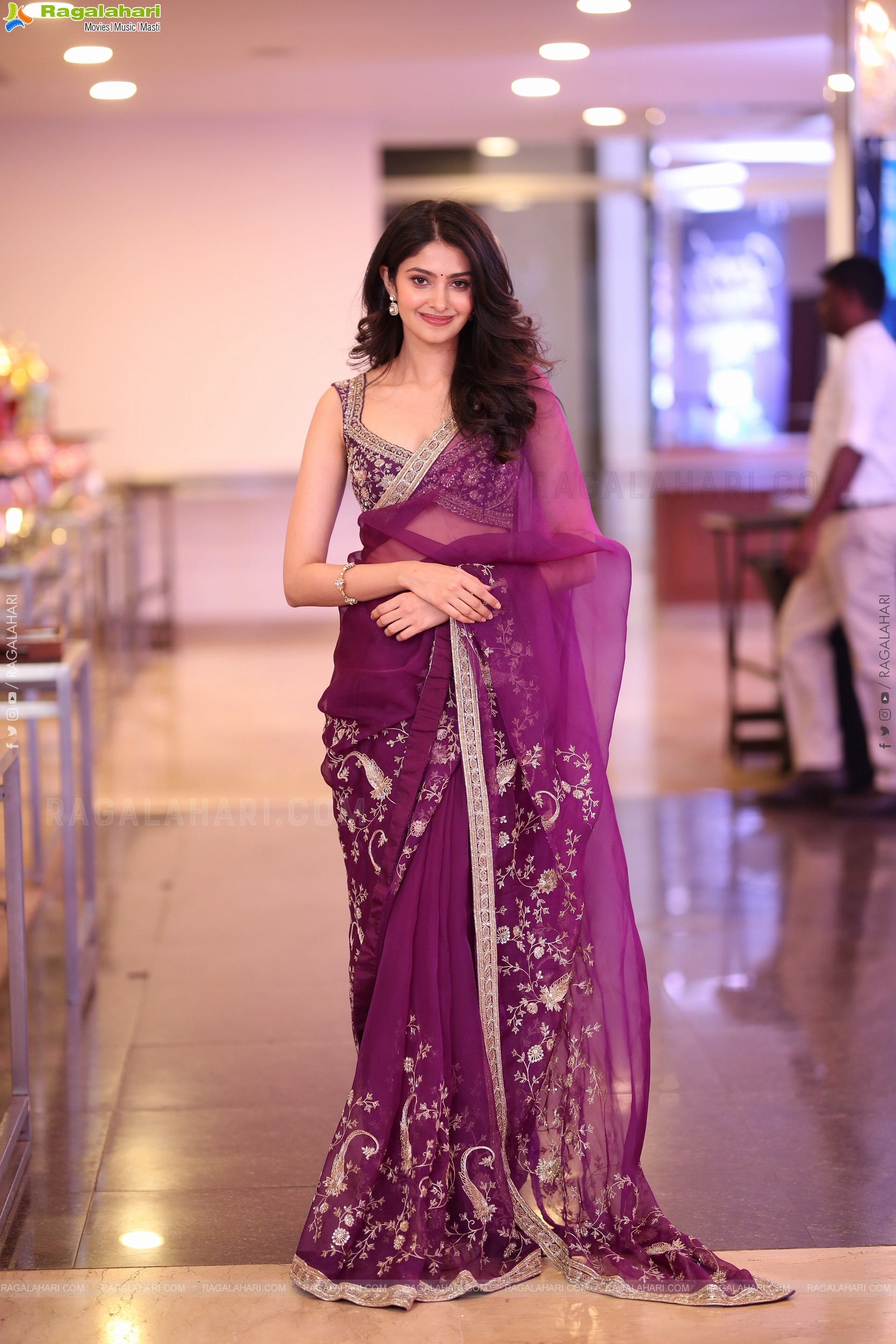 Manasa Varanasi Beautiful Stills in Saree, HD Gallery