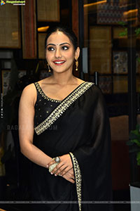 Shreyasi Sen at Nilave Movie Pre Release Event