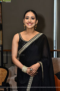 Shreyasi Sen at Nilave Movie Pre Release Event