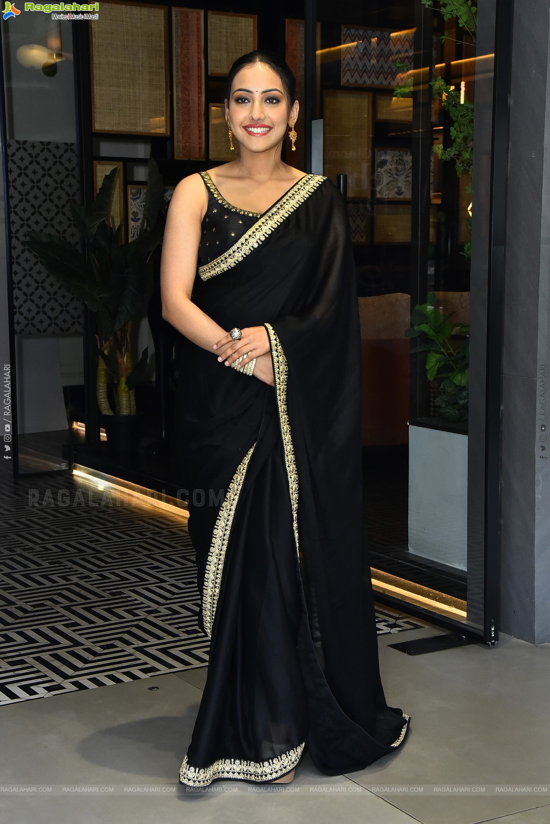 Shreyasi Sen at Nilave Movie Pre Release Event, HD Gallery