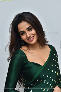Teju Ashwini Beautiful Stills in Green Saree, HD Gallery