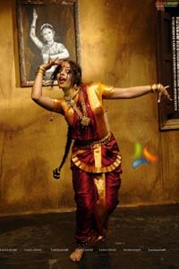 richa gangopadhyay in chandramukhi costumes