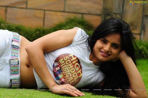 Gurudu Heroine Ritu Kaur HD Photo Gallery