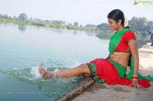 Shraddha Das Hot in Langa Voni