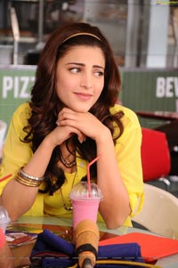 Shruti Hasan in Welcome Back