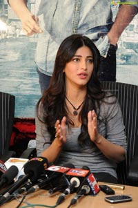 Shruti Hasan at Yevadu Success meet