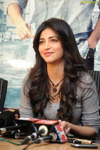 Shruti Hasan at Yevadu Success meet