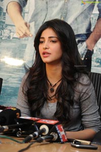 Shruti Hasan at Yevadu Success meet