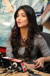 Shruti Hasan at Yevadu Success meet