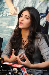 Shruti Hasan at Yevadu Success meet