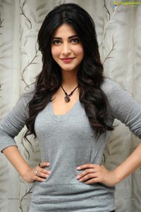 Shruti Hasan at Yevadu Success meet