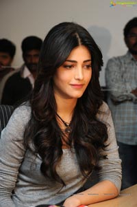 Shruti Hasan at Yevadu Success meet