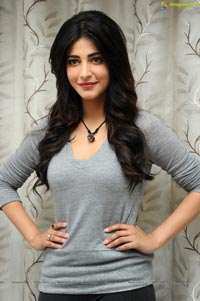 Shruti Hasan at Yevadu Success meet