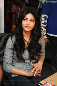 Shruti Hasan at Yevadu Success meet