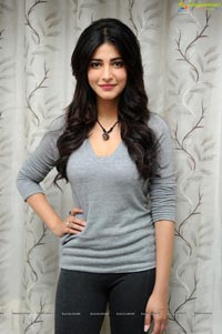 Shruti Hasan at Yevadu Success meet