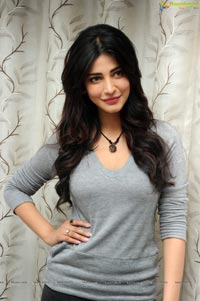 Shruti Hasan at Yevadu Success meet